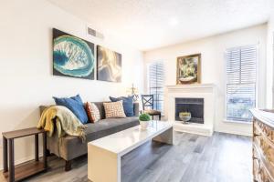 Coin salon dans l'établissement North Dallas Updated One Bedroom Apartment