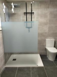 W łazience znajduje się prysznic i toaleta. w obiekcie La Mouillère w mieście Verton