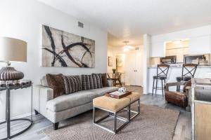 a living room with a couch and a kitchen at Cozy North Dallas One Bedroom Stay in Dallas