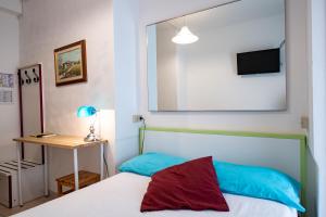 Postel nebo postele na pokoji v ubytování Le Petit Hotel