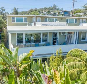 una gran casa blanca con muchas ventanas en STUNNINGLY PERFECT Beach ALL NEW REMODEL Galore, en Laguna Beach