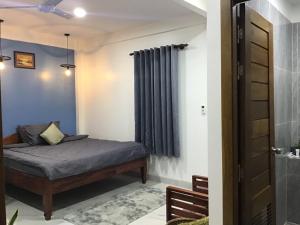 een slaapkamer met een bed en een raam bij Kitya Homestay in Phumĭ Ta Phŭl