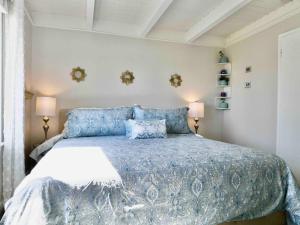 1 dormitorio con 1 cama azul y 2 lámparas en STUNNINGLY PERFECT Beach ALL NEW REMODEL Galore, en Laguna Beach