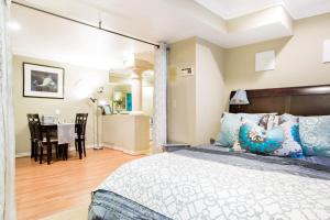 um quarto com uma cama e uma sala de jantar em Unparalleled Villa Apartment in an Enchanting Village em Laguna Beach