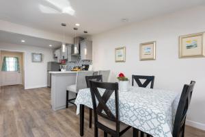 Billede fra billedgalleriet på 100 PERCENT NEW STUNNING HUGE HOME, GARDEN BEACH, RESERVED Parking i Laguna Beach