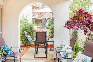un patio extérieur avec des chaises et un parasol dans l'établissement Glamorous Regal Design Home with Private Patio and Garage, à Laguna Hills