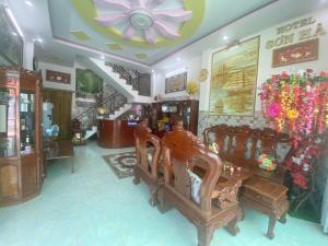 uma sala de estar com cadeiras e um tecto em Khách sạn Sơn Hà em Can Tho