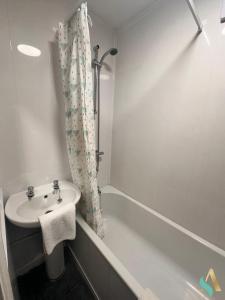 Bathroom sa Everett Lodge TSAC