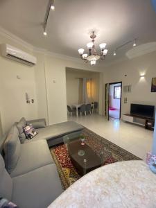 - un salon avec un canapé et une table dans l'établissement Villa in hurghada, à Hurghada