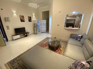 sala de estar con sofá y TV en Villa in hurghada, en Hurghada