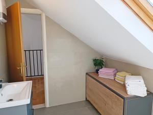 Un baño con lavabo y encimera con toallas. en Apartments F&A, en Split 58 fotos más