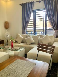 uma sala de estar com um sofá e uma mesa em Lotus Haven Villa em Siem Reap