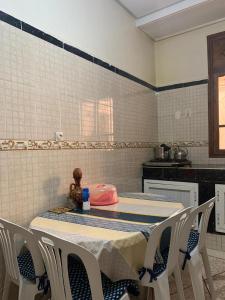 eine Küche mit einem Tisch und Stühlen im Zimmer in der Unterkunft Appartement meublé à louer in Meknès
