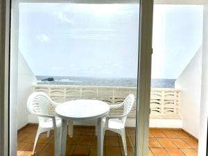 En balkon eller terrasse på Apartamento de 1 dormitorio en primera linea de mar, Tamaduste, El Hierro