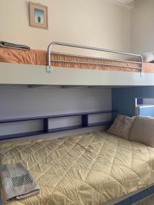 Katil dua tingkat atau katil-katil dua tingkat dalam bilik di Appartement meublé à louer