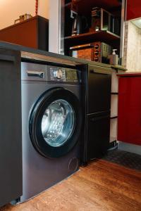 y cocina con lavadora y secadora. en Entire Industrial Flat Venice with Patio - Free Parking, en Mestre