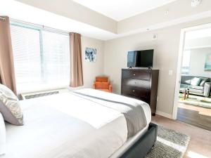 - une chambre avec un grand lit et une télévision dans l'établissement Luxury Apt with High-End Amenities, à Stamford