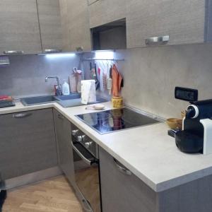 uma cozinha com um lavatório e uma bancada em Raibetta Apartment em Gênova