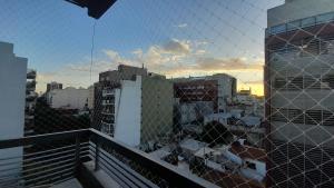 einen Balkon mit Stadtblick in der Unterkunft Pringles 444, Buenos Aires in Buenos Aires