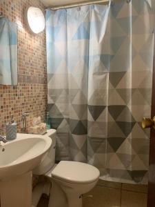 un bagno con wc, lavandino e doccia di Appartement meublé à louer a Meknès