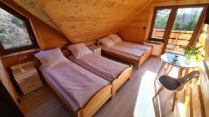 una camera con un letto e un divano in una cabina di Drewniana chata 