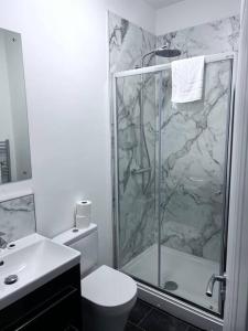ein Bad mit einer Dusche, einem WC und einem Waschbecken in der Unterkunft FREE PARKING - Stunning 2-BR near Salford Royal in Manchester