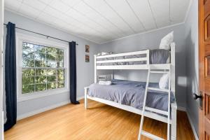 um quarto com um beliche e uma janela em Welcome to Golden Field Farmhouse em Wellington