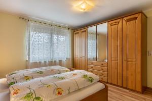 a bedroom with two beds and a large window at Ferienwohnung Smithson in Biberach