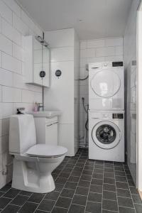 a bathroom with a toilet and a washing machine at Nybyggt parhus - ink städ, handdukar & sängkläder in Sälen