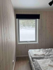 a bedroom with a bed and a window at Nybyggt parhus - ink städ, handdukar & sängkläder in Sälen
