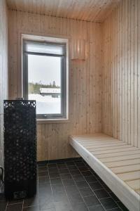 a sauna with a bed and a window at Nybyggt parhus - ink städ, handdukar & sängkläder in Sälen