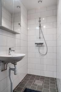biała łazienka z umywalką i prysznicem w obiekcie Nybyggt parhus - ink städ, handdukar & sängkläder w mieście Sälen