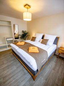 Postel nebo postele na pokoji v ubytování Voll ausgestattetes, neues Rennsteig Apartment Ruhla + 19 fotografií