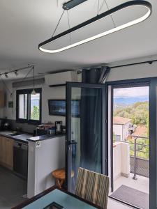 a kitchen with a view of a balcony at Appartement F2 avec terrasse de 35 m2 Bomorto - Porticcio in Porticcio