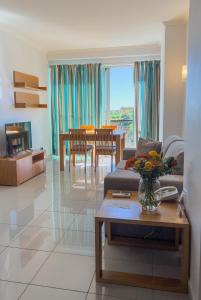 een woonkamer met een bank en een tafel bij Villa Doris Suites in Lagos