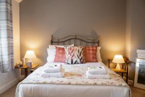 um quarto com uma cama com duas almofadas em Historical 2 bed cottage - Chester centre - For 4 em Chester