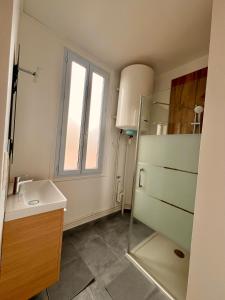 Kúpeľňa v ubytovaní Studio 4 pers face gare SNCF Appart Hotel le Cygne D4