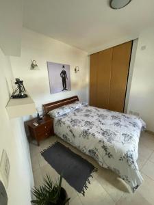 1 dormitorio con 1 cama y una foto en la pared en Simons Apartments en Sliema