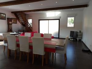 une salle à manger avec une table et des chaises blanches dans l'établissement Spacieuse villa a St Cyprien pour 15, à Saint-Cyprien
