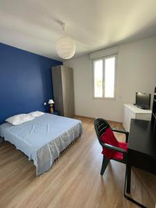 - une chambre avec un lit, un bureau et une chaise dans l'établissement Spacieuse villa a St Cyprien pour 15, à Saint-Cyprien