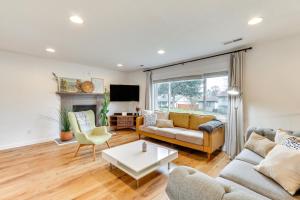 A seating area at Pet-Friendly Vancouver Retreat with Home Gym and Grill