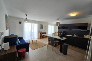 cocina y sala de estar con sofá y mesa en Envie de Lac - Nice T3 for 6 people near Beach, en Annecy