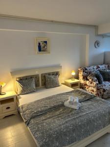 - une chambre avec un lit et 2 serviettes dans l'établissement Airport Residence, à Otopeni