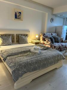 um quarto com uma cama grande e um sofá em Airport Residence em Otopeni