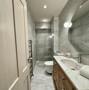 Ein Badezimmer in der Unterkunft Luxury Shoreditch One Bedroom Apartment