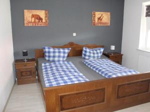 1 dormitorio con 2 camas y almohadas azules y blancas en Ferienwohnung Sonnenblume, en Rhadern