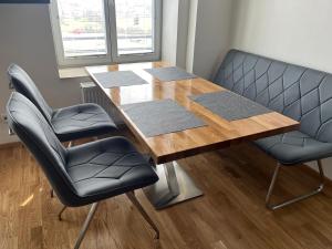 - une table en bois et 2 chaises dans une chambre dans l'établissement Rezidence u Vaňkovky, à Brno