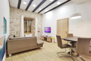 Televízia a/alebo spoločenská miestnosť v ubytovaní XY Suites - Design Apartments