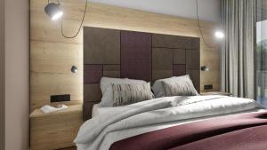 - une chambre avec un grand lit et une tête de lit en bois dans l'établissement Hotel zum Schwanen - Appartement 6, à Pflach