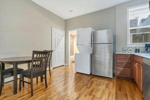 A cozinha ou cozinha compacta de Central St Louis apartment 2W
